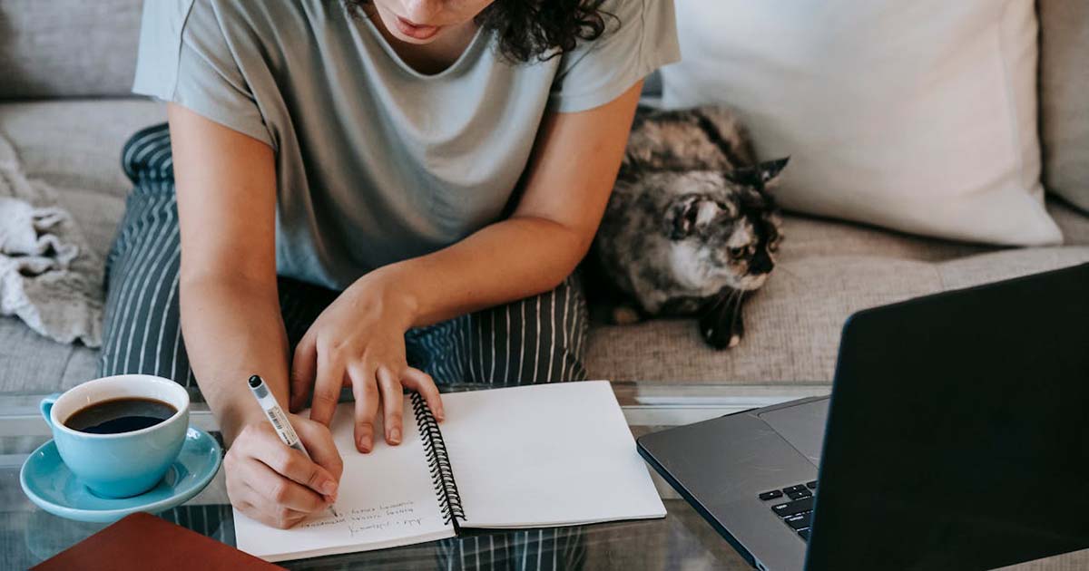 Persona revisando una checklist para buscar una mascota perdida